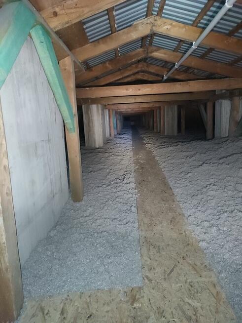 Ocieplanie celulozą i naprawa izolacji dachu przez kun