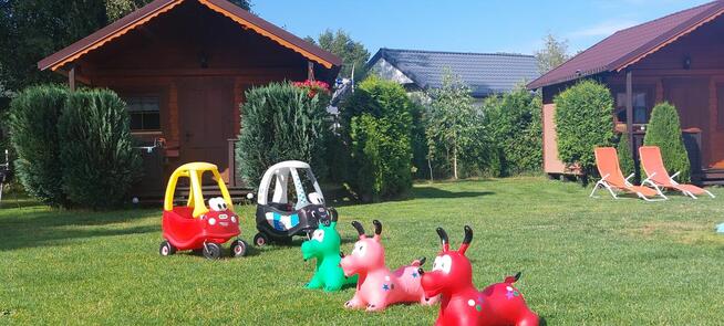 Przytulne domki nad morzem , przy lesie .