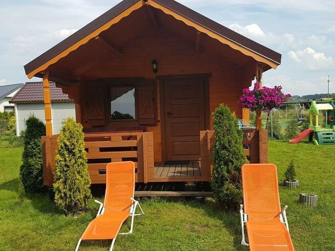 Przytulne domki nad morzem , przy lesie .