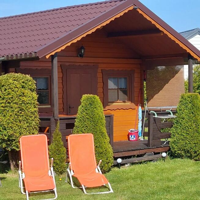 Przytulne domki nad morzem , przy lesie .