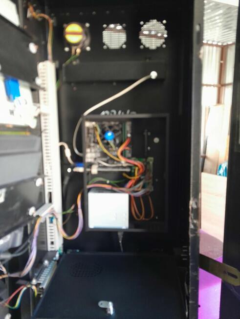 Sprzedam obudowę plus monitory samsug