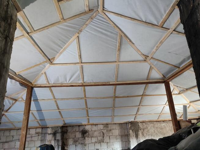 Ocieplanie celulozą i naprawa izolacji dachu po kunie