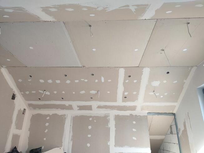 Ocieplanie celulozą i naprawa izolacji dachu po kunie