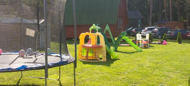 Przytulne domki nad morzem , przy lesie .