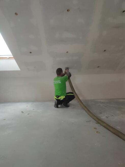 Ocieplanie celulozą i naprawa izolacji po kunie