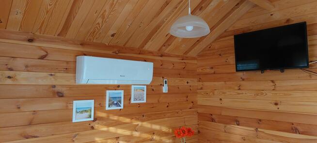 Przytulne domki nad morzem , przy lesie .