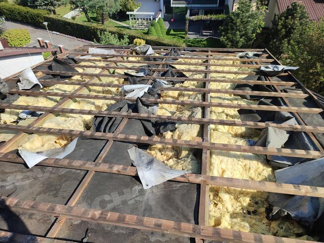 Ocieplanie celulozą i naprawa izolacji dachu przez kun