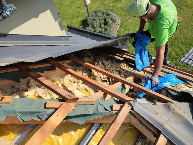 Ocieplanie celulozą i naprawa izolacji dachu po kunie