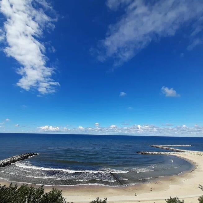 Przytulne domki nad morzem , przy lesie .