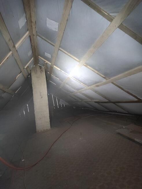 Ocieplanie celulozą i naprawa izolacji dachu przez kun