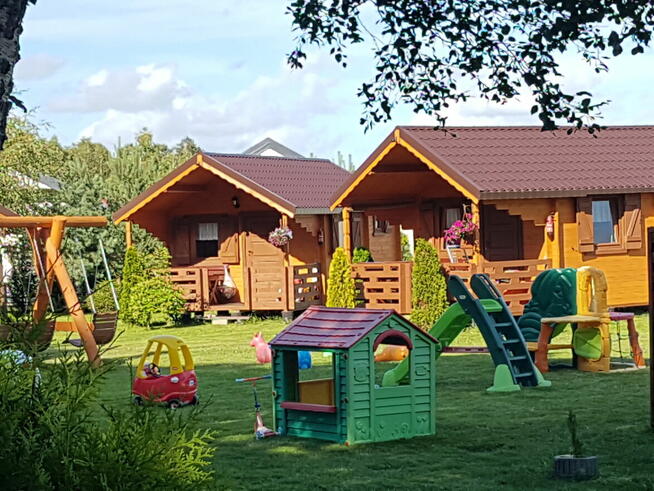 Przytulne domki nad morzem , przy lesie .