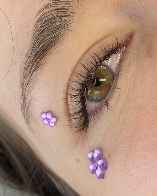 modelka na stylizację rzęs