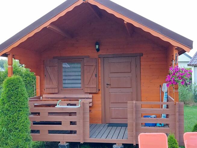 Przytulne domki nad morzem , przy lesie .