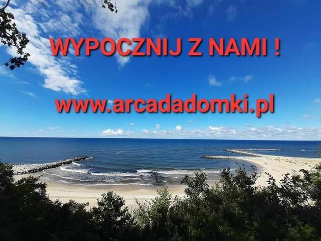 Przytulne domki nad morzem , przy lesie .