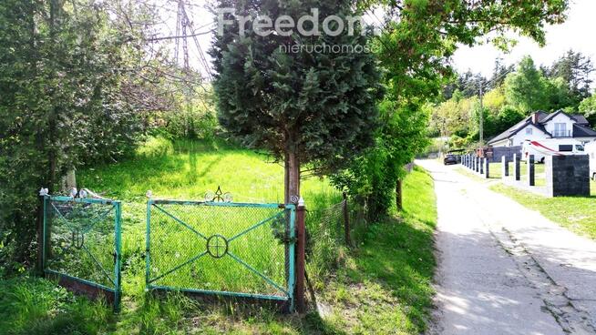 Działka budowlana, ogrodzona z małum sadem