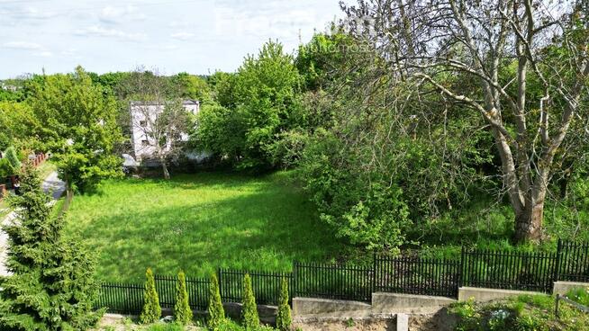 Działka budowlana, ogrodzona z małum sadem