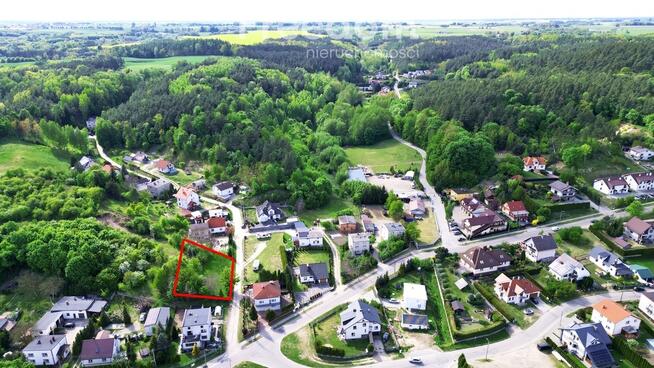 Działka budowlana, ogrodzona z małum sadem