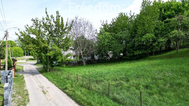 Działka budowlana, ogrodzona z małum sadem