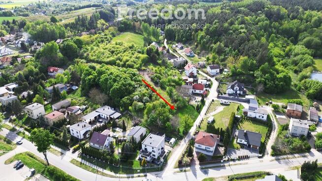 Działka budowlana, ogrodzona z małum sadem