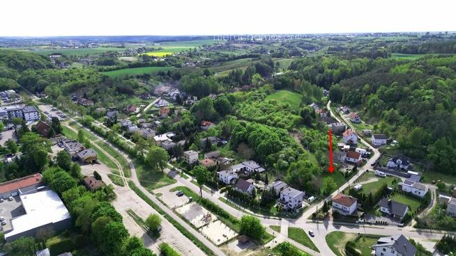 Działka budowlana, ogrodzona z małum sadem