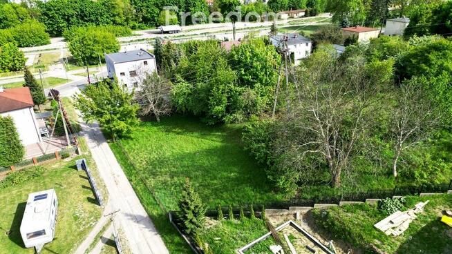 Działka budowlana, ogrodzona z małum sadem