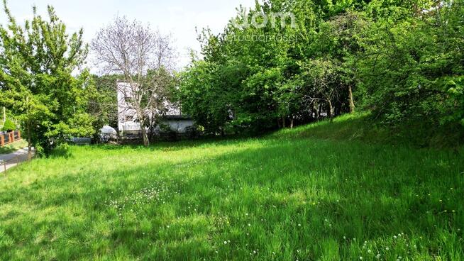 Działka budowlana, ogrodzona z małum sadem