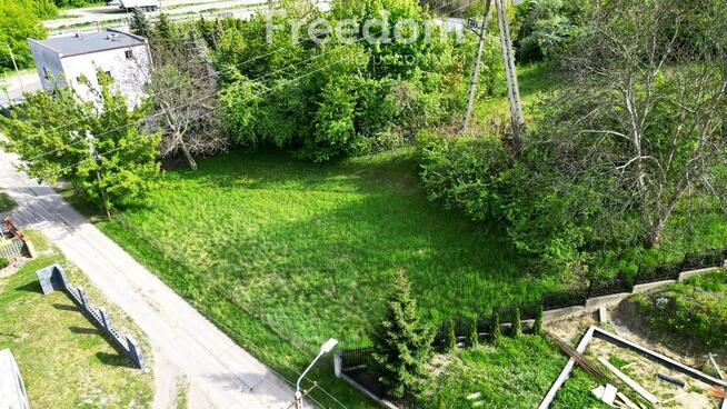 Działka budowlana, ogrodzona z małum sadem