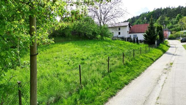 Działka budowlana, ogrodzona z małum sadem