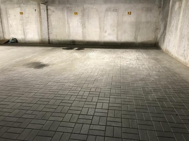 Wynajmę m.postojowe pod budynkiem