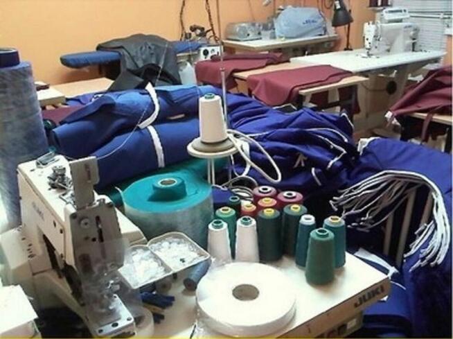 Fartuchy stylonowe zakładane przez głowę cena 7 zł.