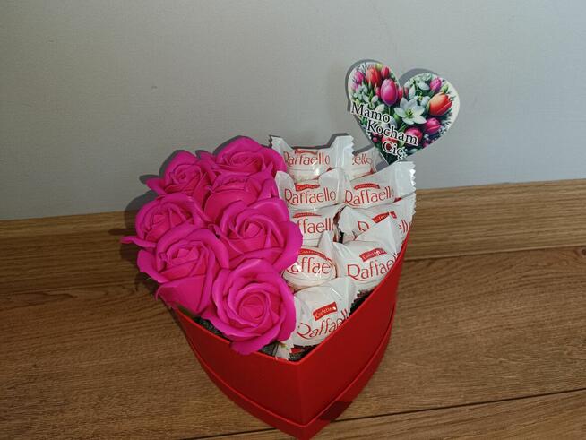Bukiety i boxy kwiatowe z słodyczami i różyczkami mydlanymi