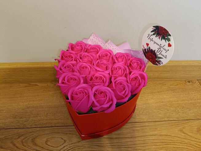 Bukiety i boxy kwiatowe z słodyczami i różyczkami mydlanymi