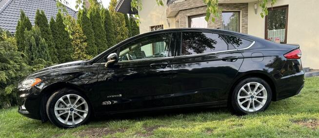 Ford Fusion 2019, hybryda, auto idealne