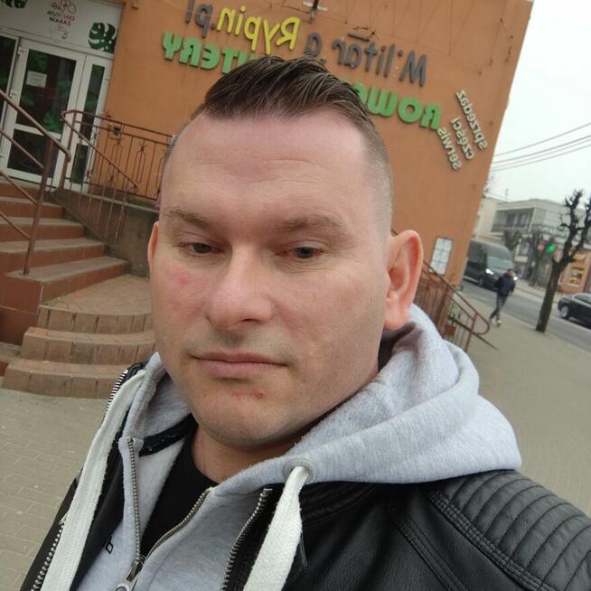 Mężczyzna z orzeczeniem o niepełnosprawności szuka pracy