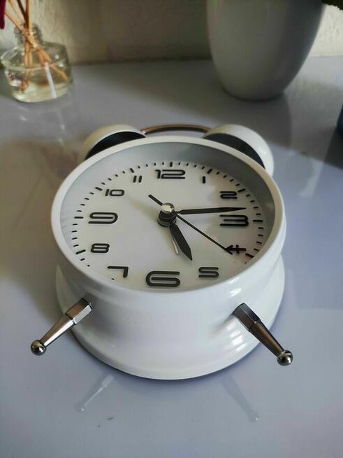 Zegar Biały Budzik Zegarek Retro podświetlany analogowy