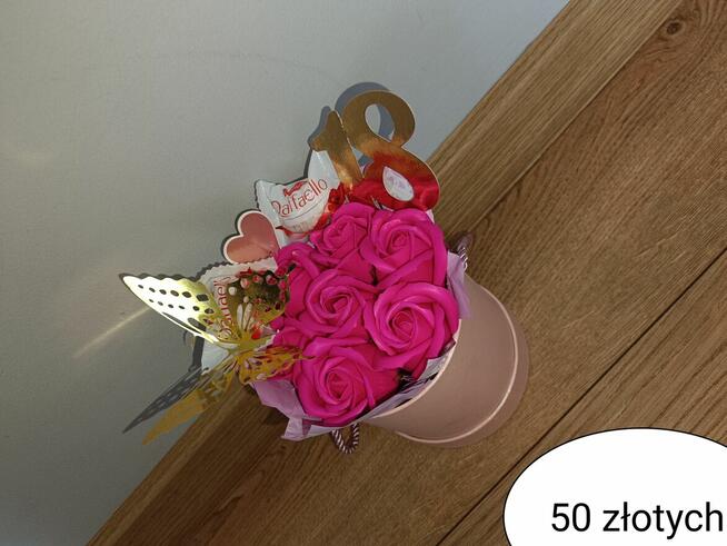 Boxy kwiatowe z słodyczami i różyczkami mydlanymi ideal każd