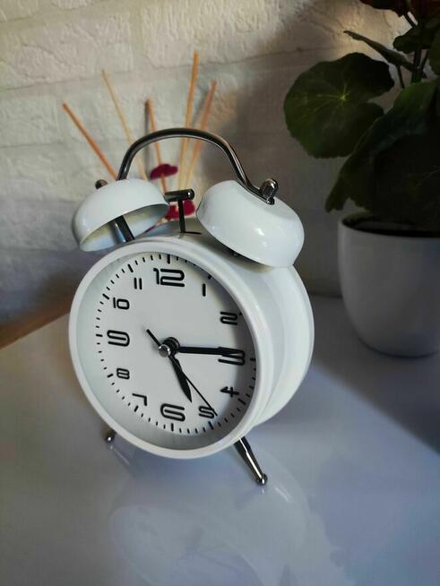 Zegar Biały Budzik Zegarek Retro podświetlany analogowy