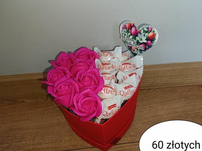 Boxy kwiatowe z słodyczami i różyczkami mydlanymi ideal każd