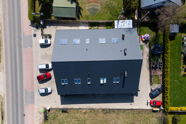 w stanie deweloperskim, parking i mały ogródek