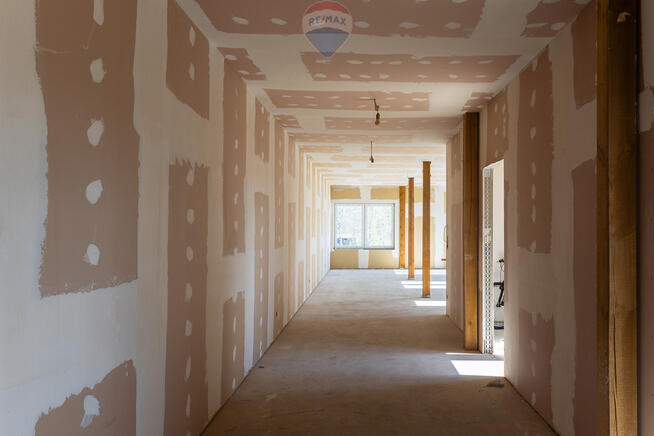 w stanie deweloperskim, parking i mały ogródek