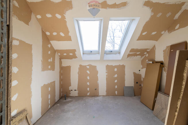 w stanie deweloperskim, parking i mały ogródek