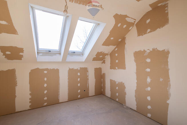 w stanie deweloperskim, parking i mały ogródek