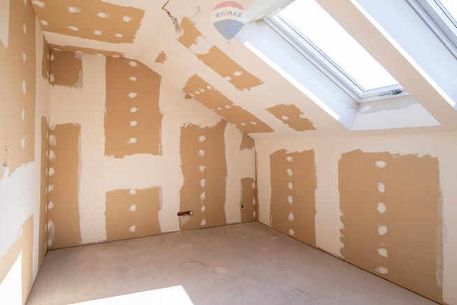 w stanie deweloperskim, parking i mały ogródek