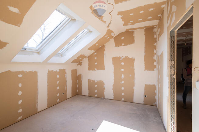 w stanie deweloperskim, parking i mały ogródek