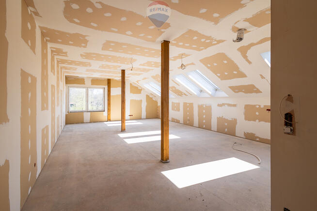 w stanie deweloperskim, parking i mały ogródek