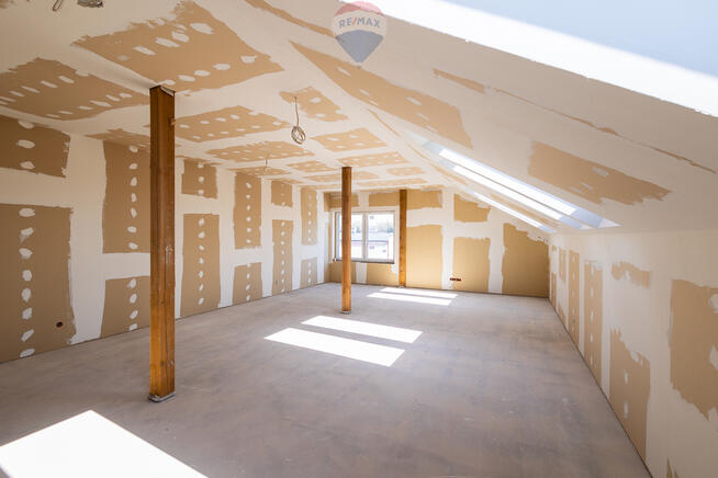 w stanie deweloperskim, parking i mały ogródek