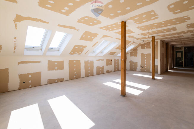 w stanie deweloperskim, parking i mały ogródek