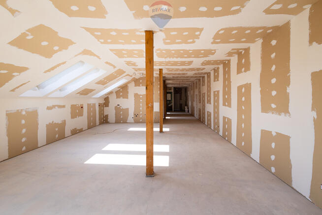 w stanie deweloperskim, parking i mały ogródek