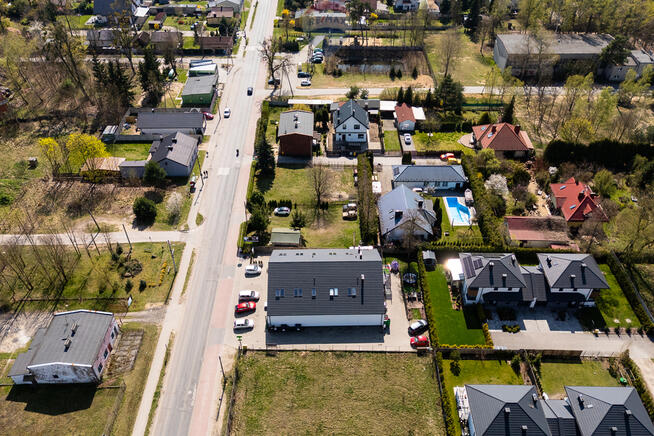 w stanie deweloperskim, parking i mały ogródek