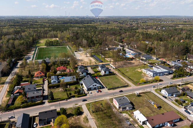 w stanie deweloperskim, parking i mały ogródek